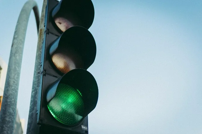 A green traffic light, representing consistent website traffic